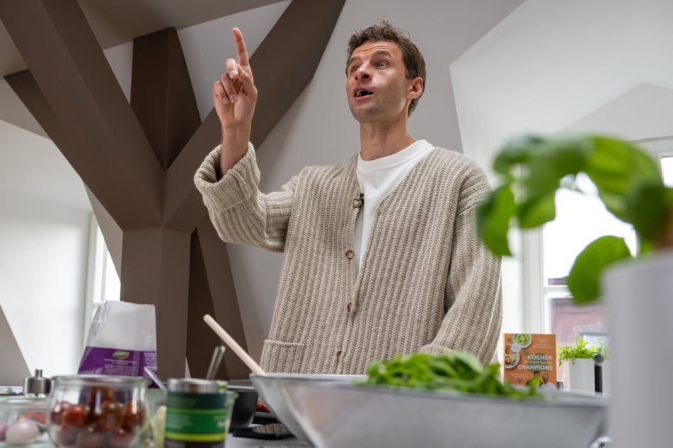 Finger hoch, wer in "Die Mannschaft" möchte: Thomas Müller (34) unterstrich bei der Buchvorstellung von "Kochen für kleine &amp; große Champions", dass er für die DFB-Elf bereit stehen würde.