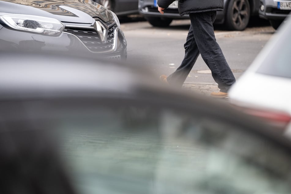Im Harz wurde ein Rentner von einem Mercedes erfasst und schwer verletzt. (Symbolfoto)