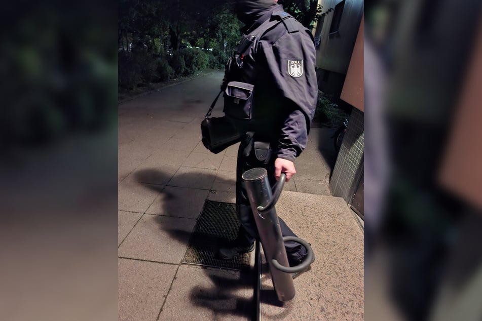 Unter anderem mit Rammböcken brachen die Einsatzkräfte die verschlossene Wohnung auf und durchsuchten sie im Anschluss.
