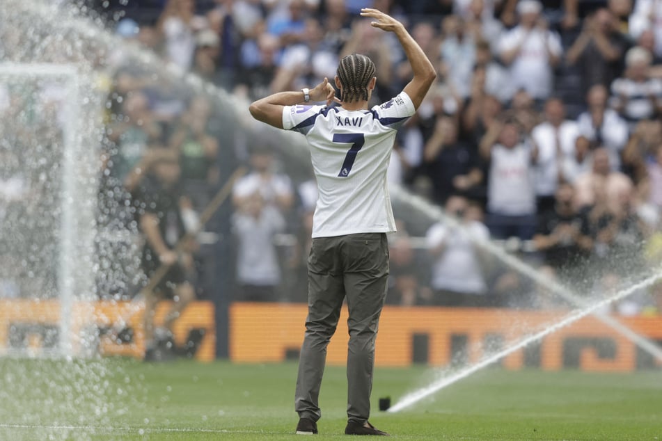 Xavi Simons (22) mit seiner bekannten Jubelpose. In Tottenham hatte er aber bei einem Spiel noch keine Gelegenheit, sie vorzuführen.