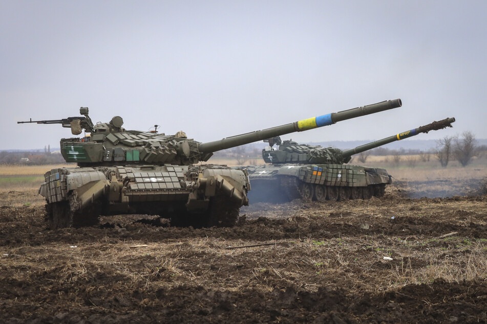 Panzer der ukrainischen Armee während einer Übung auf einem Militärstützpunkt in Saporischschja. zu sehen. Bereits am Donnerstag wurde bekannt, dass geheime Dokumente über die Vorbereitungen der Ukraine für eine gegen Russland gerichtete Militäroffensive bekannt wurden.