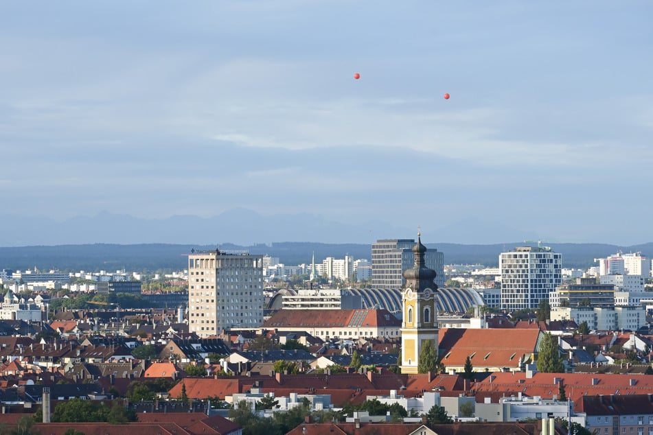 Zwei rote Ballons verdeutlichen die Höhe des Hochhaus-Projekts, das bei der Paketposthalle in Neuhausen gebaut wird.
