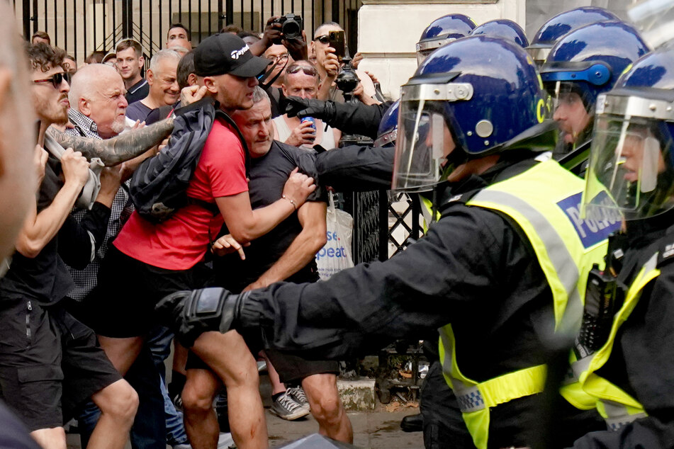 Die Demonstranten hatten neben Flaschen und Dosen zum Werfen auch Feuerwerkskörper dabei.