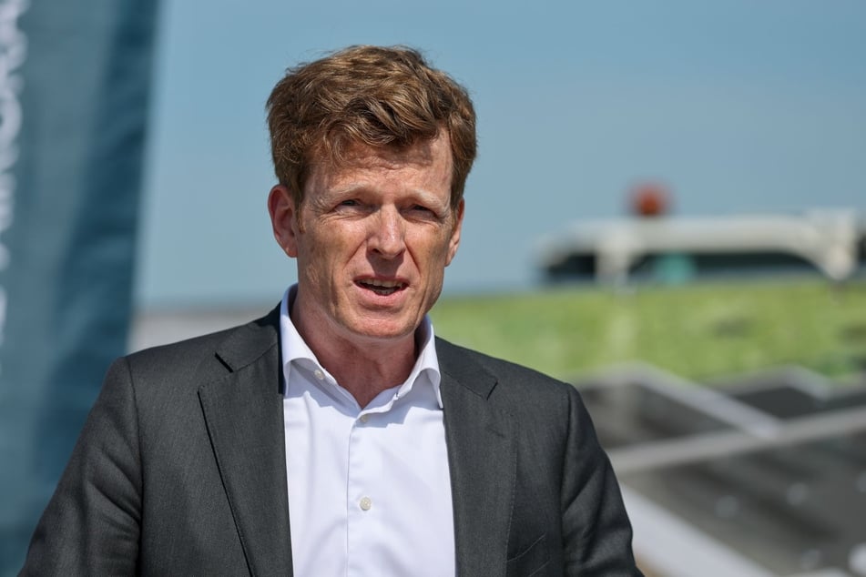 In schwerer See: Götz Ahmelmann (54), Chef der Mitteldeutschen Flughafen AG, kämpft mit steigenden Kosten und einem immer schwächer werdenden Flugangebot.