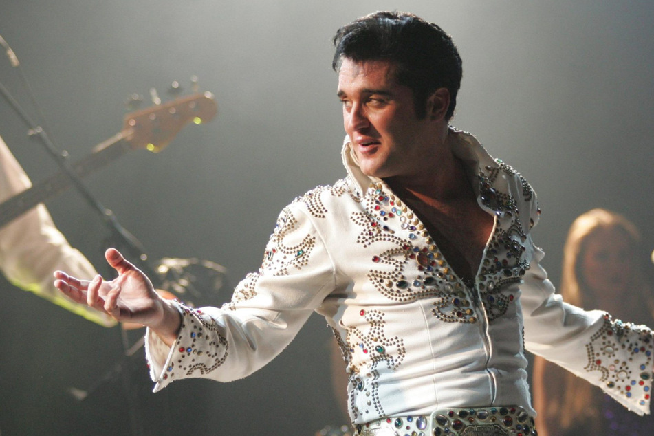 Grahame Patrick (51) steht als "Elvis" auf der Bühne.