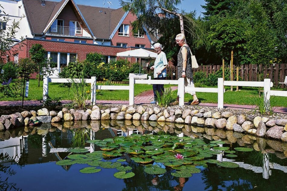 Der Wohnpark in Erkner bietet einen Teich für Spaziergänge mit der Familie oder befreundeten Bewohnerinnen und Bewohnern.