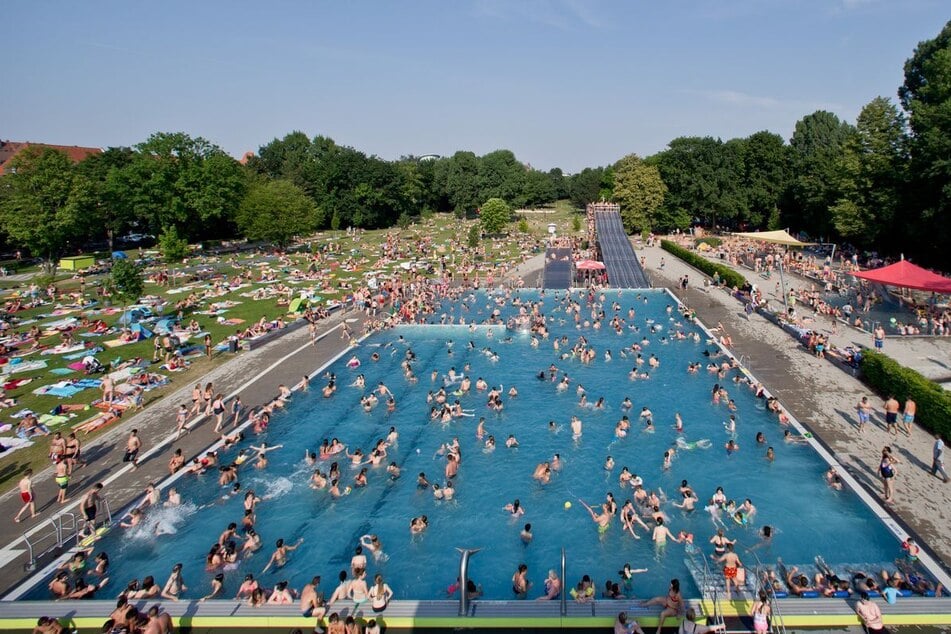 Die heißen Tage im Juni und Juli haben wieder viele Menschen in NRW ins Freibad gelockt. (Symbolbild)