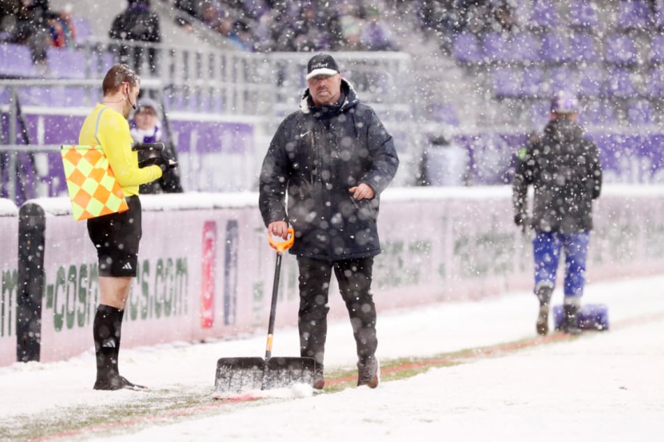 Bereits beim Spiel gegen SpVgg Bayreuth im Januar sorgten zahlreiche Helfer für einen schneefreien Platz - auch während des Spiels.