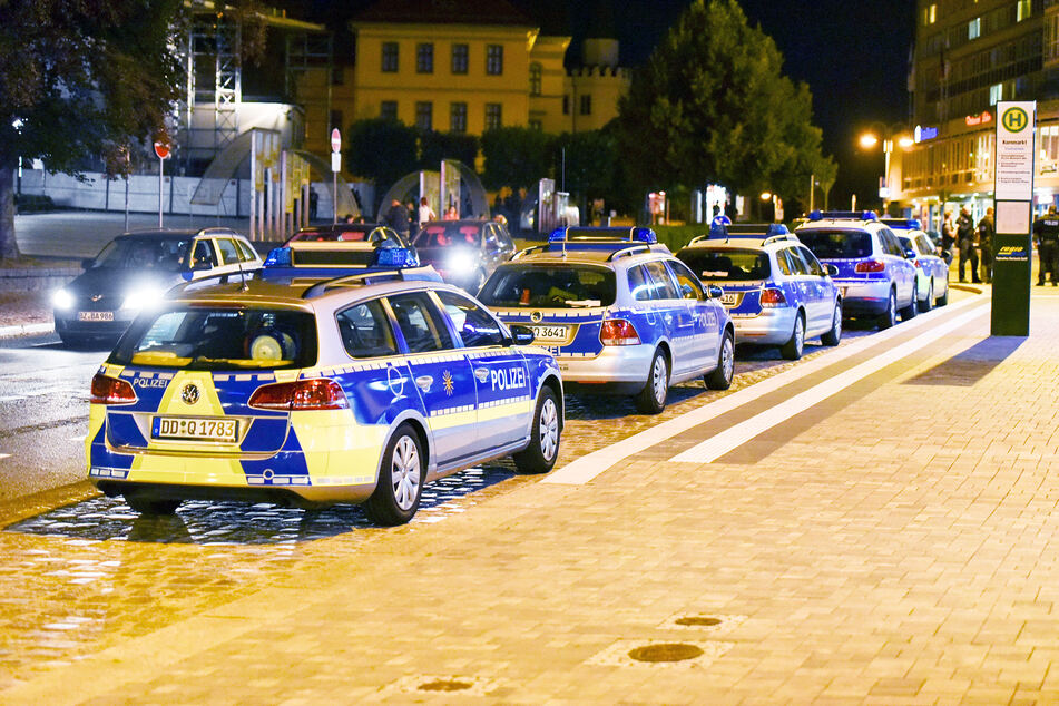 Ein Großaufgebot der Polizei steht in Bautzen. (Symbolbild)