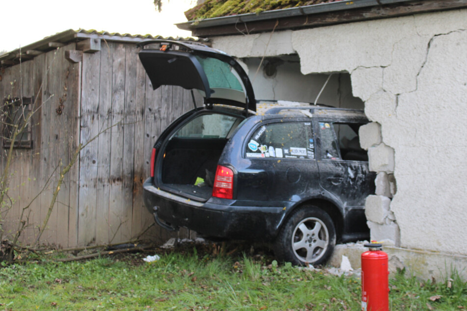 Fahrer verliert Kontrolle: Auto bleibt in Hausmauer stecken