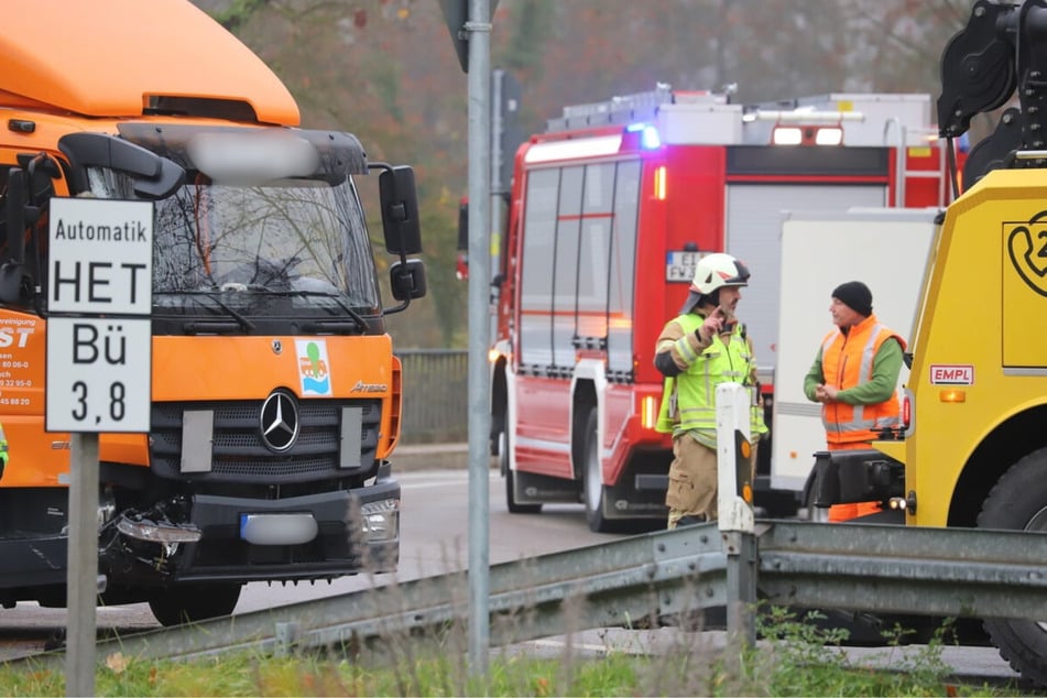 Feuerwehr muss an der Unfallstelle helfen.