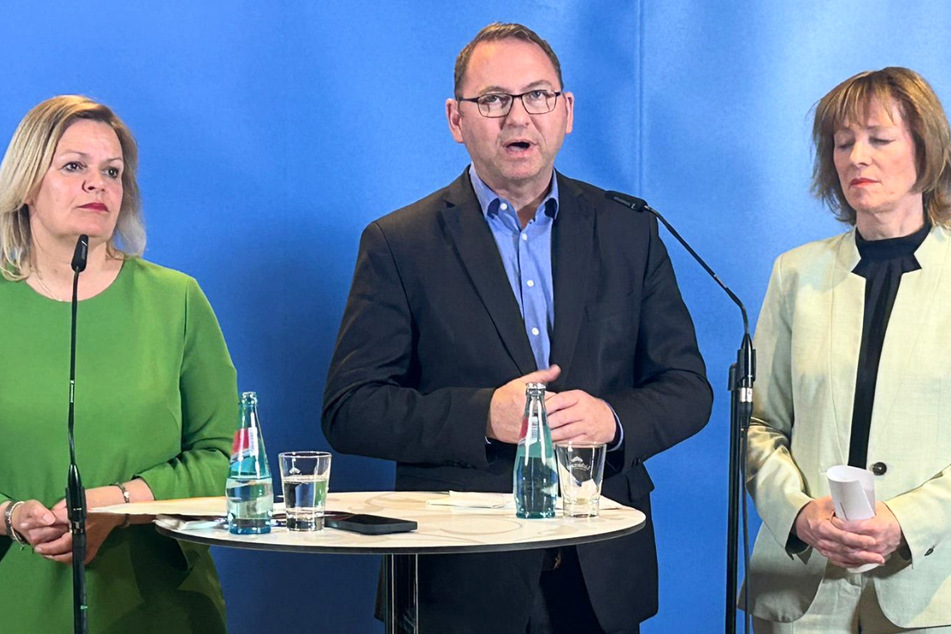 Frank Werneke (56) spricht zwischen Nancy Faeser (SPD, 52, l.) und Karin Welge (61).