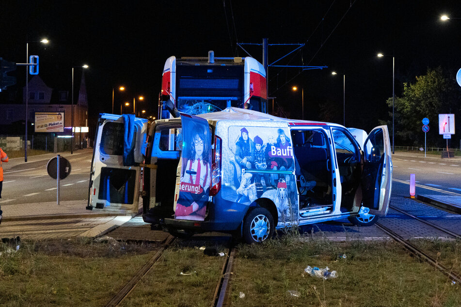 Der Transporter stieß Freitagabend mit einer Straßenbahn zusammen.