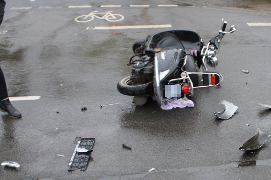 Der Roller der 27-Jährigen wurde bei dem Unfall stark beschädigt und musste abgeschleppt werden.