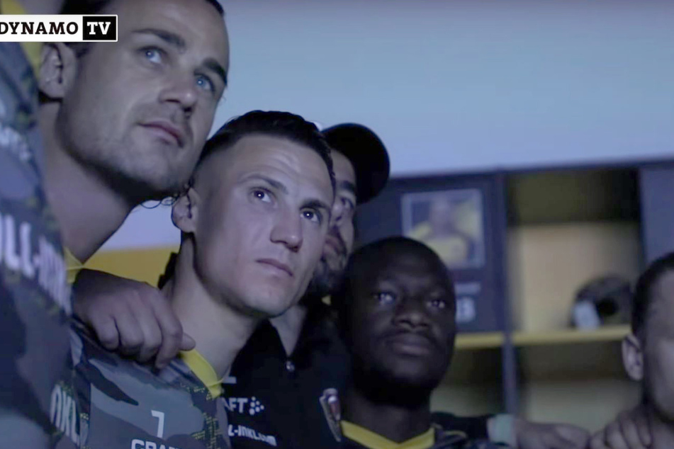 Gebannt schauten die Dynamos vorm letzten Heimspiel den Videobotschaften ihrer Liebsten zu.