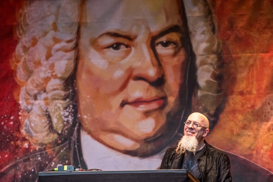 Passen Bachs klassische Musik und moderne Musik zusammen? Jordan Rudess (69) bewies bei seinem Auftritt, dass das möglich ist.