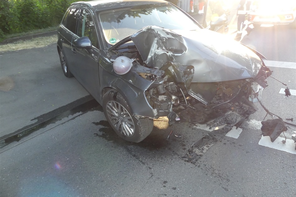 Schwangere Audi-Fahrerin (28) schwer verletzt nach Ampelmast-Crash