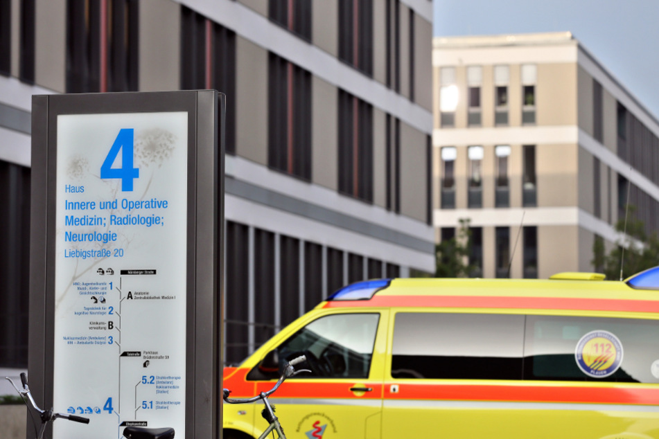 Die Unikliniken in Leipzig und Dresden haben eine hohe Bereitschaft ihres Personal registriert, sich gegen das Coronavirus impfen zu lassen. An der Uniklinik soll es mehr Anfragen nach Impfterminen geben, als derzeit angeboten werden können.