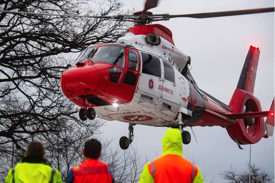 Eine schwer verletzte Person musste mit einem Rettungshubschrauber ins Klinikum Neubrandenburg geflogen werden. (Symbolfoto)