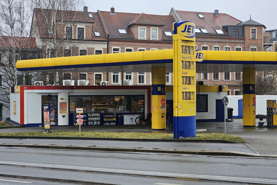 Die Ermittlungen zu einem Überfall auf die Jet-Tankstelle in Zwickau laufen.