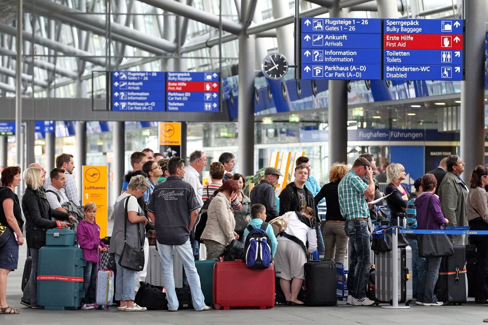 Passagiere warten am Leipziger Flughafen auf den Check-In. Die für Freitag angekündigten Warnstreiks treffen auch den Mitteldeutschen Airport indirekt.