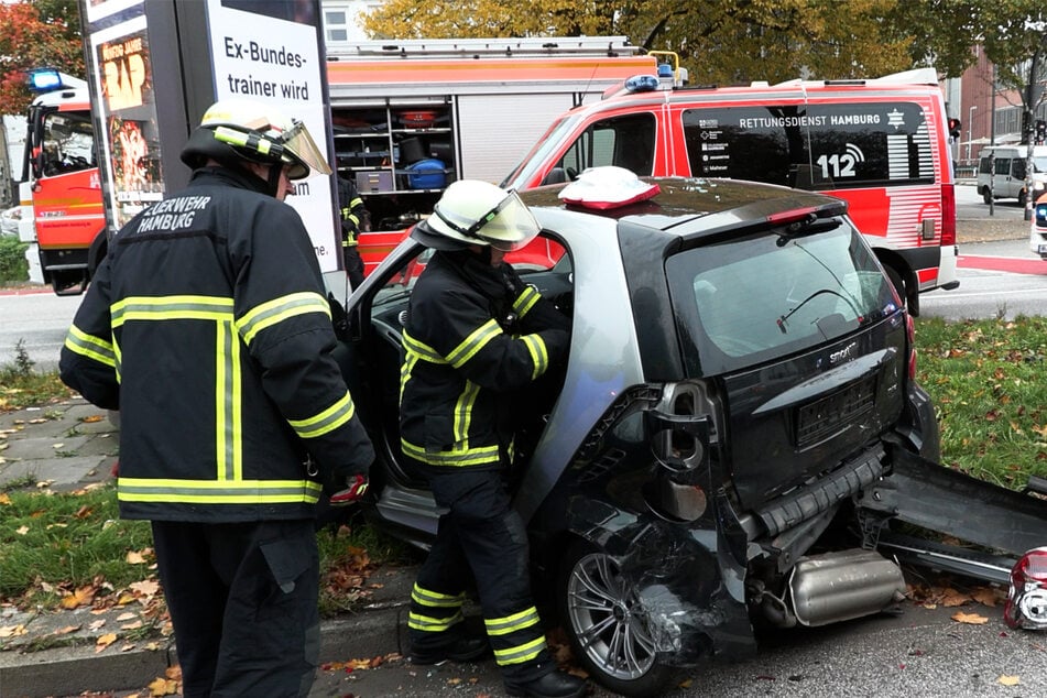 Erste Angaben, wonach die Smart-Fahrerin in ihrem Wagen eingeklemmt gewesen sein soll, bestätigten sich zum Glück nicht.