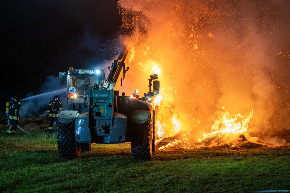 Alarm im Weimarer Land: Mehr als 50 Strohballen auf Feld in Flammen