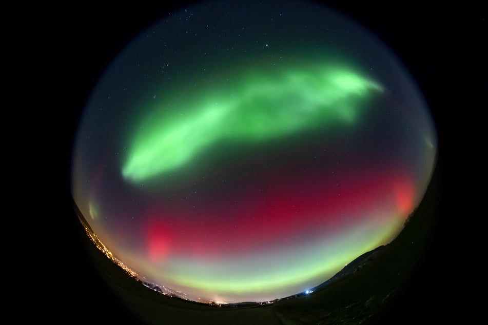 Takto vypadal nebe skrze rybí oko objektivu.