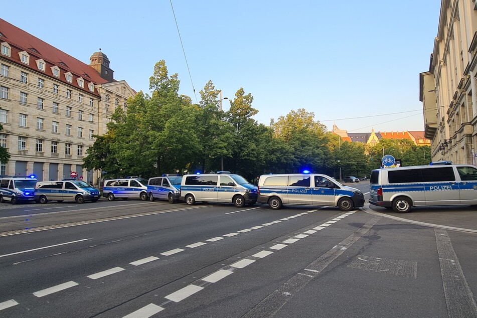Die Polizei sperrte den Dittrichring mit mehreren Fahrzeugen.