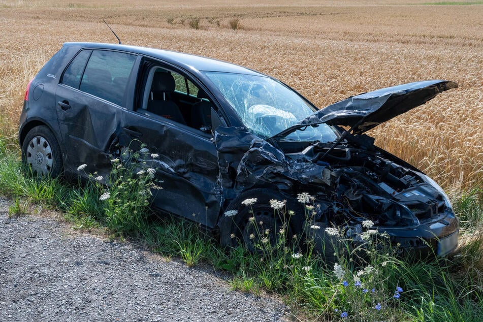 Der VW Golf ist schwer beschädigt im Graben gelandet.