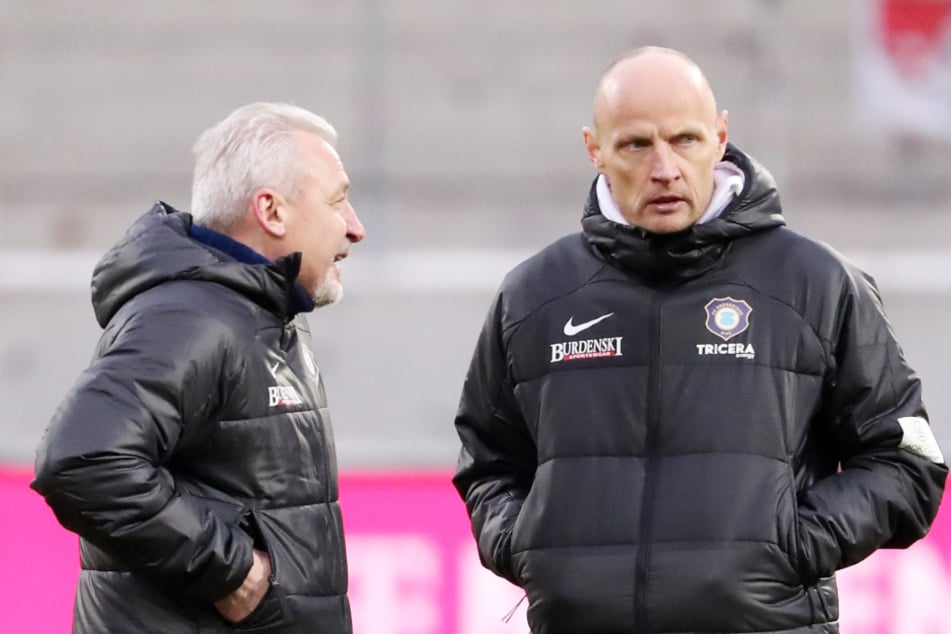 Wann präsentiert Aues Sportchef Matthias Heidrich (46, r.) den Nachfolger von Pavel Dotchev (59)? Zum Heimspiel am 21. Dezember gegen 1860 München muss er da sein.