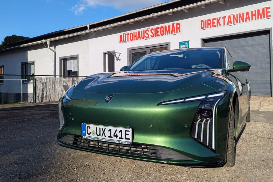 Das Design des DFM Forthing 7 REEV setzt auf Eleganz und modernes Styling.