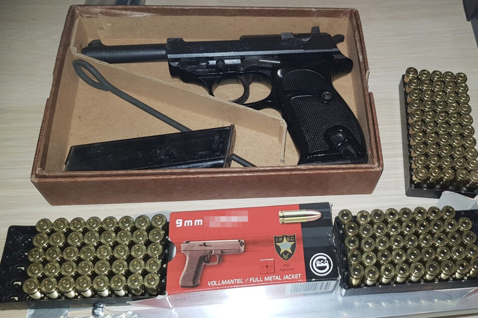 In den durchsuchten Wohnungen der Verdächtigen fanden die Ermittler unter anderem 13 Schusswaffen, fast 1400 Patronen und verbotene Pyrotechnik.