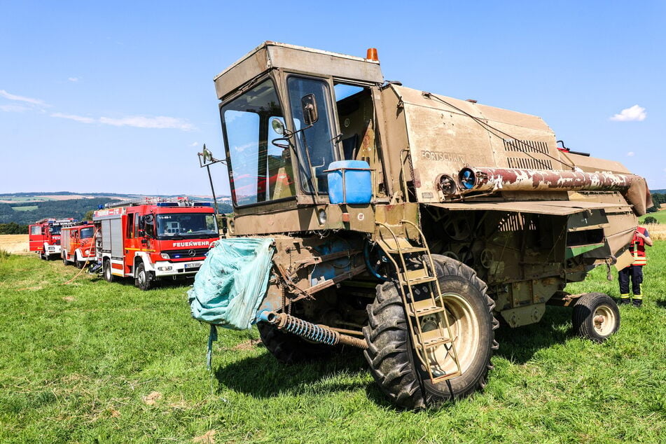 Aus diesem Mähdrescher in Aue-Bad Schlema stieg am Montagnachmittag Rauch. Die Feuerwehr konnte schnell Entwarnung geben.