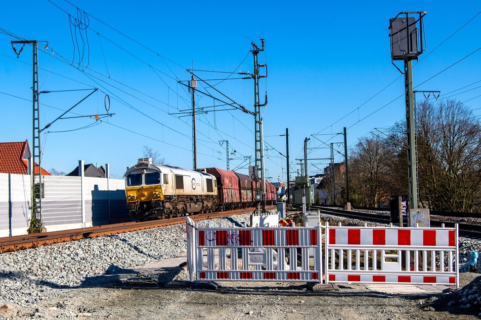 Bislang Unbekannte haben ein Warnsystem einer Bahnstrecken-Baustelle gemopst. (Symbolfoto)