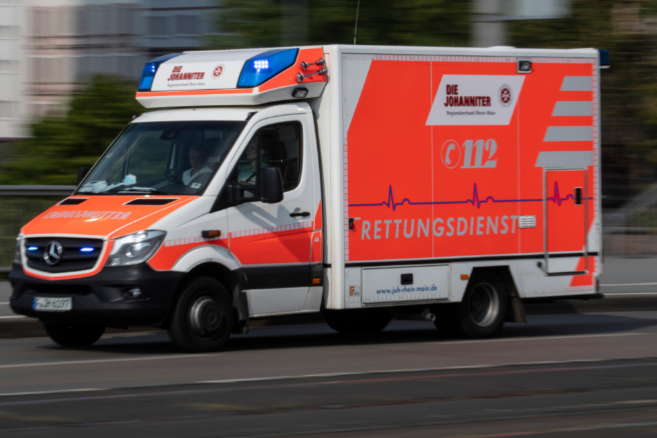 Ein Rettungswagen brachte den 51-Jährigen in ein Krankenhaus. Er wurde schwer, aber nicht lebensgefährlich verletzt. (Symbolbild)
