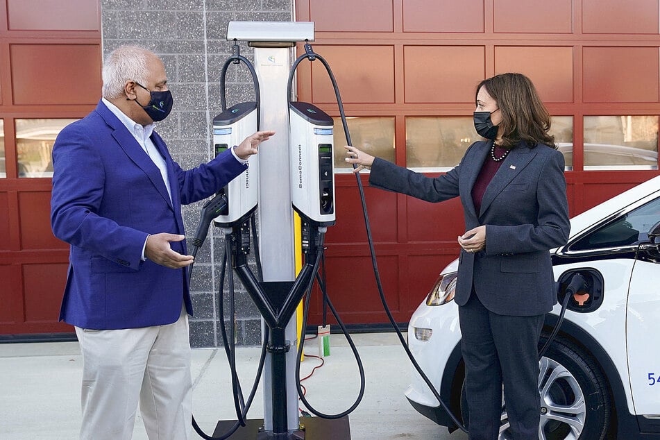 Vice President Kamala Harris meets with SemaConnect CEO Mahi Reddy during announcement of charging station infrastructure plans.