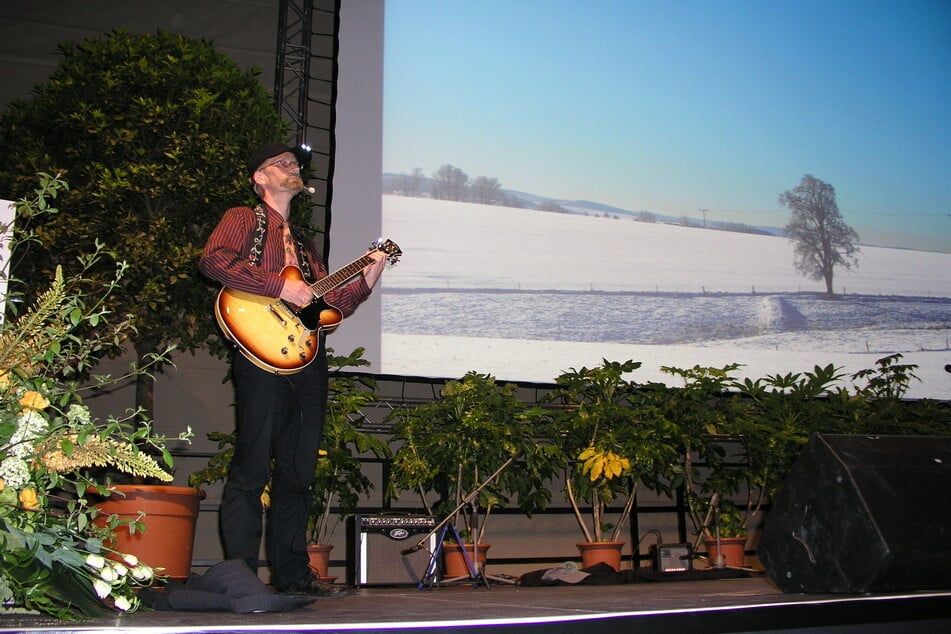Für den Bergahorn lernte Roloff 2009 die E-Gitarre spielen und beglückte damit auch in Augsburg die Kongressteilnehmer der Baumpflegetage mit einem Vortrag zum Jahresbaum.