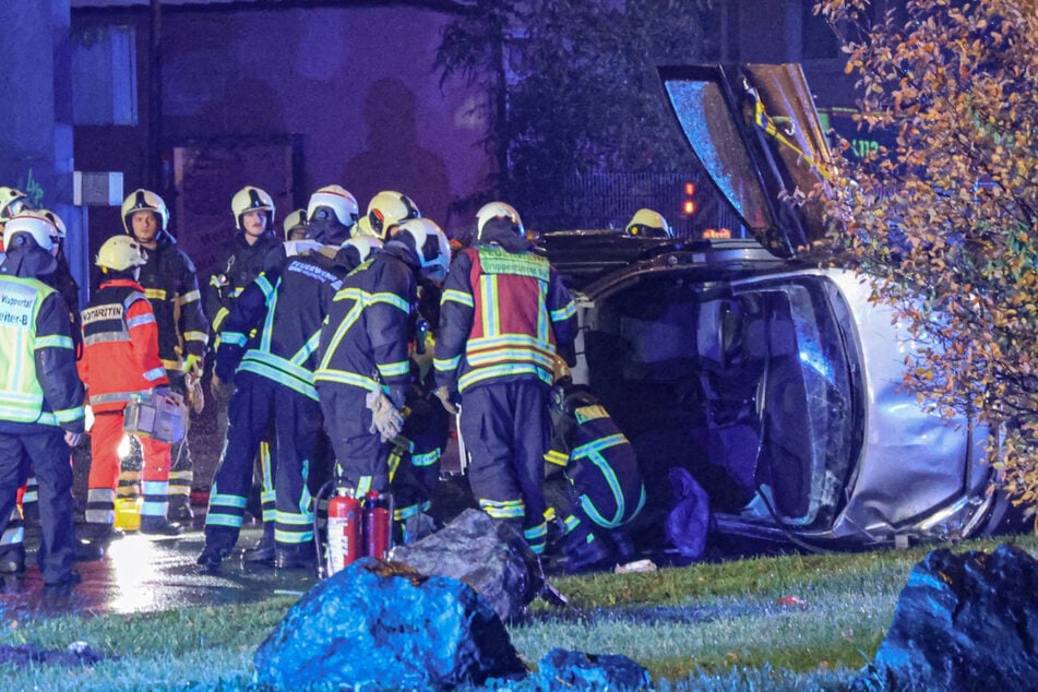 Senior steckt nach Überschlag fest: Feuerwehr muss Autowrack aufschneiden