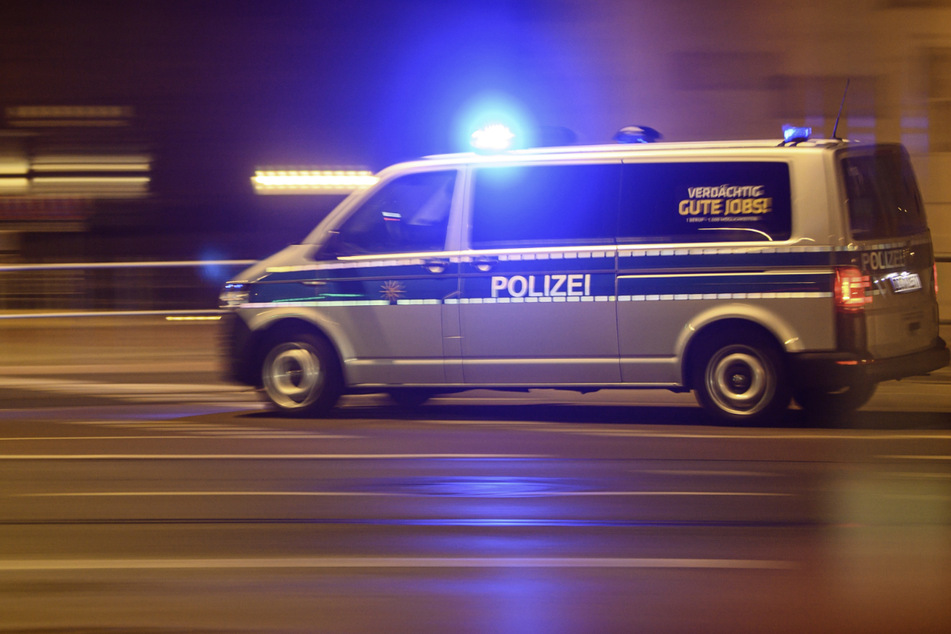 Die Polizei lieferte sich in der Nacht zum Freitag eine Verfolgungsjagd mit einem VW Touran. (Symbolbild)
