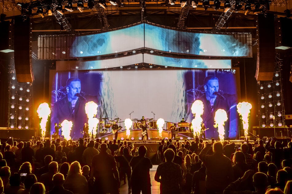 Dabei bewiesen Santiano, dass man auch im unpolitischen Shanty-Rock Haltung zeigen kann.
