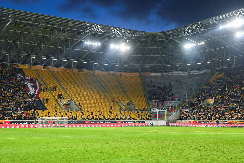 Gegen Unterhaching blieben wieder jede Menge Plätze im Gästebereich frei. Dank eines kleinen Umbaus können künftig mehr Tickets für die Heim-Fans frei werden.