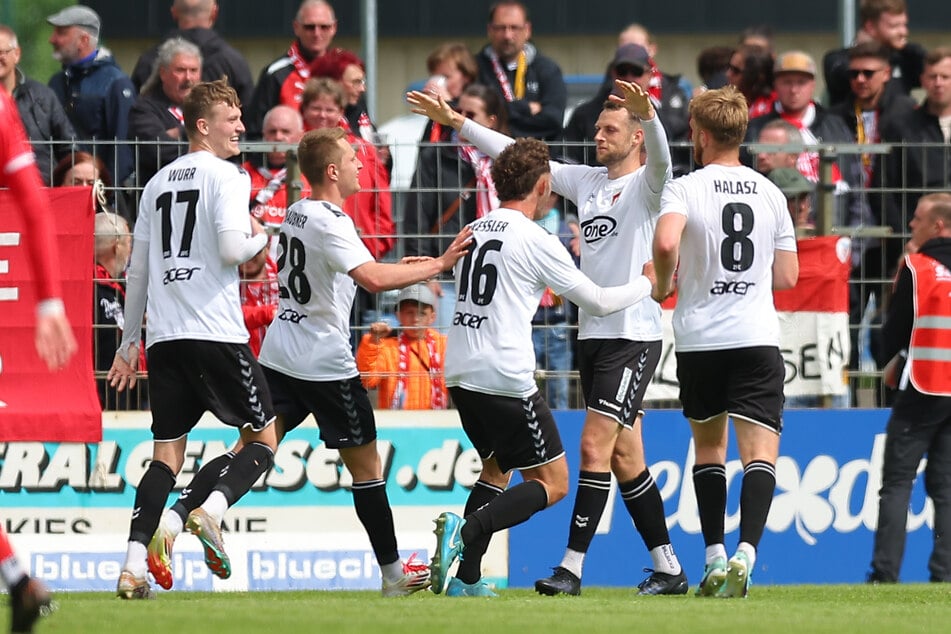 Freude bei den Thüringern: Tim Kießling (2.v.r.) trifft in der 76. zum 0:2.