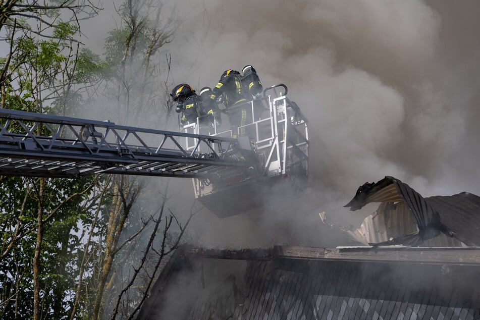 Feuerwehr stundenlang im Einsatz: 1000 Autoreifen fackeln in Lagerhalle ab