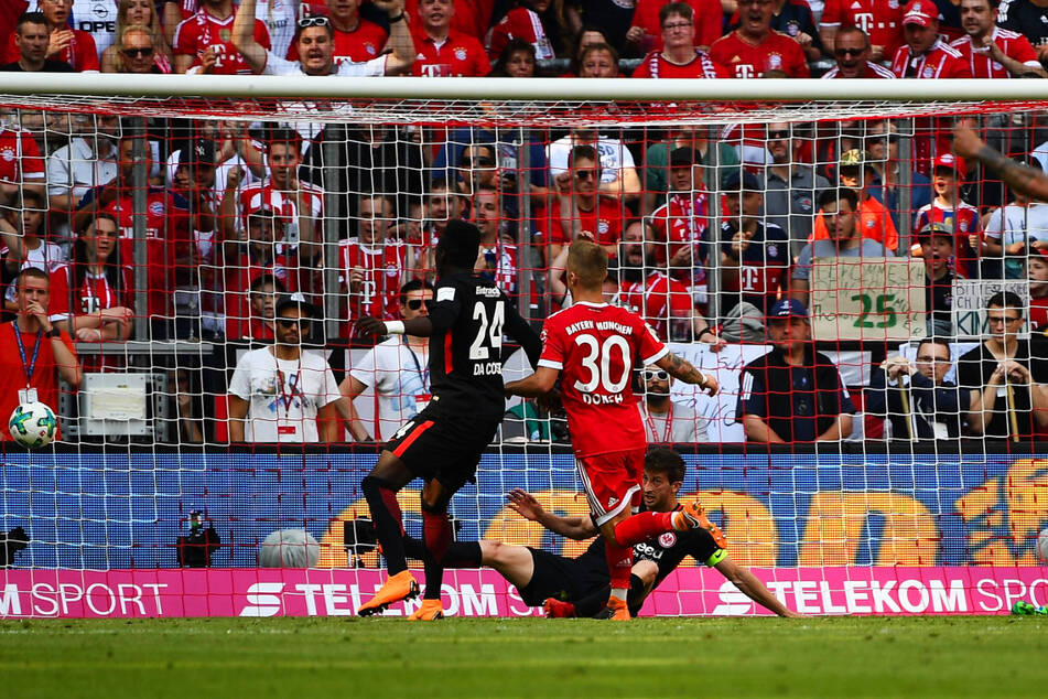 An diesen Moment wird er sich wohl sein ganzes Leben lang erinnern! Niklas Dorsch (23, M.) schiebt nach Vorlage von Sandro Wagner (33) zum 1:0 für die Bayern gegen Eintracht Frankfurt ein. Am Ende gewannen die Münchner klar mit 4:1.