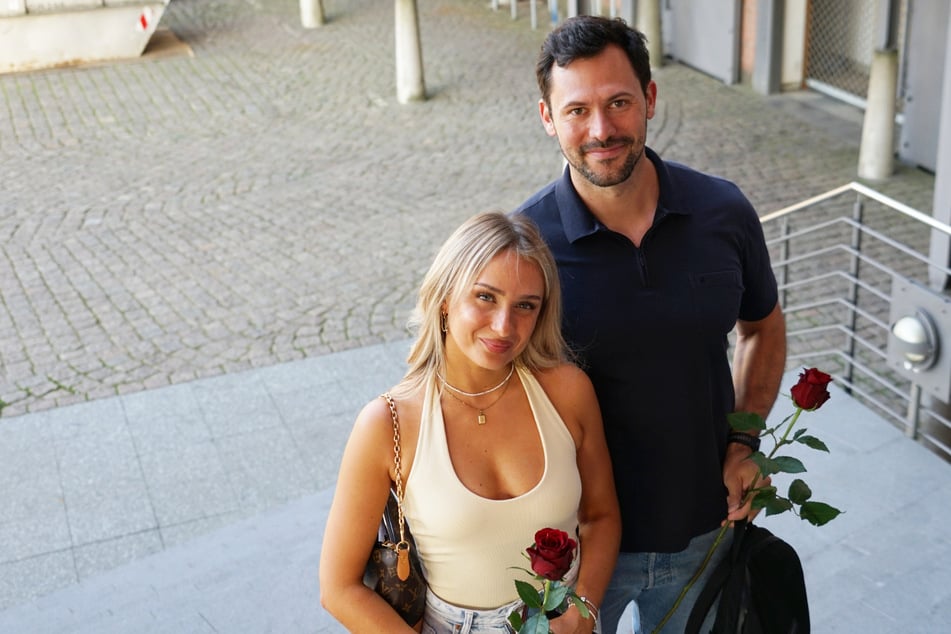Ex-Bachelor Sebastian Klaus (36) kam mit seiner Verlobten Jenny Koepper zur TAG24-Watch-Party in die Hamburger Redaktion.