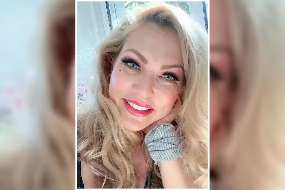 Bestens gelaunt verkündete Sonya Kraus (52) ihrer Community die gute Nachricht: Hündin Funny hat ihre OP gut überstanden.