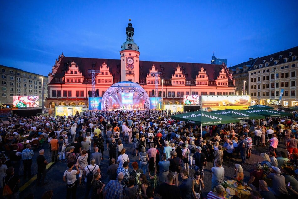 Ein Event für Jung und Alt: Bei hoffentlich schönem Wetter kann man die Konzertabende auf dem Markt mit einem kühlen Getränk und leckeren Snacks genießen.