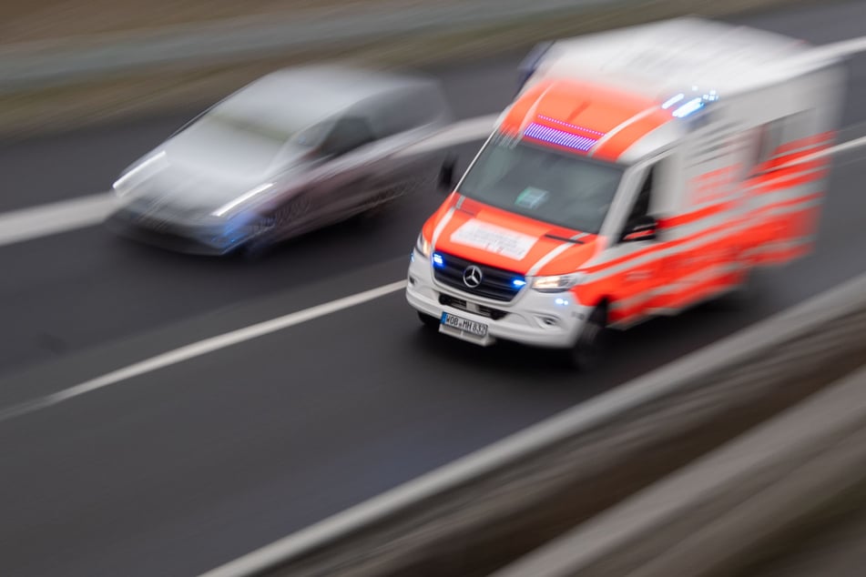 Unfall A46: Drama auf der A46: Frau rast in Baustellenmitarbeiter