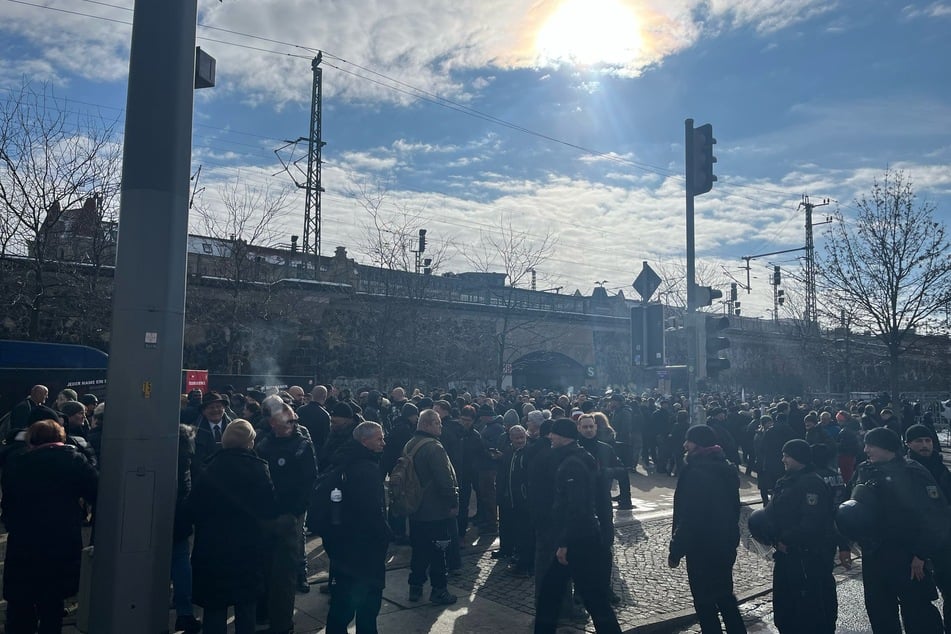 Hunderte Rechtsextreme haben sich am Bahnhof Mitte eingefunden.